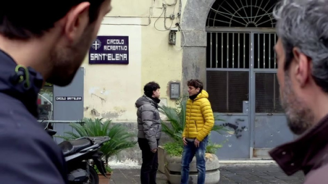 Damiano Renda (Luigi Miele) osserva gli aggressori di Viola &copy; Un Posto al Sole Rai