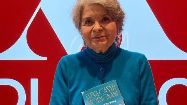 La scrittice Sveva Casati Modignani con il suo ultimo libro durante una presentazione - &copy;Mondadori Facebook