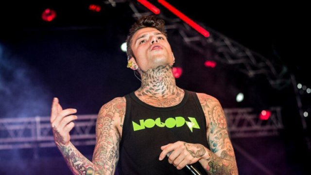 Fedez in concerto | Immagine &copy; Wikimedia Commons.