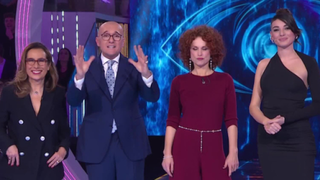 In foto Alfonso Signorini, Cesara Buonamici, Beatrice Luzzi e Staffelli &copy; Mediaset.