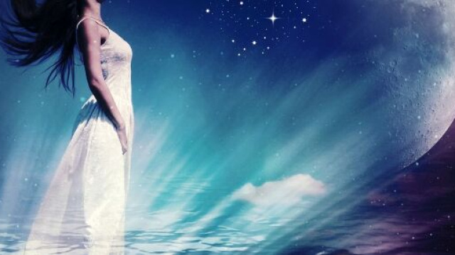 Una donna che osserva la luna e le stelle &copy; Pixabay