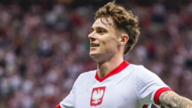 Nicola Zalewski in campo con la maglia della Polonia &copy; Instagram