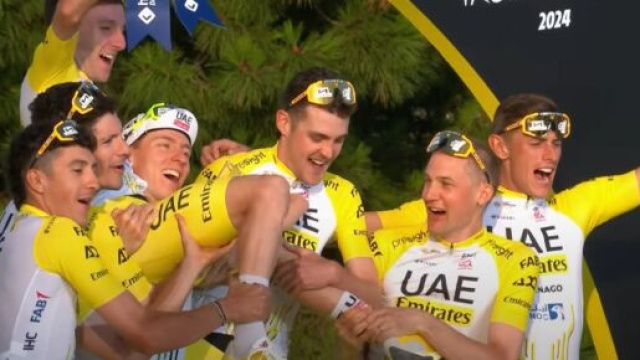 La UAE Emirates sul podio del Tour de France - &copy; Youtube Tour de France