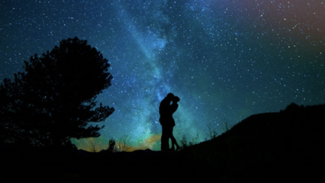 Bacio sotto le stelle &copy; pixabay