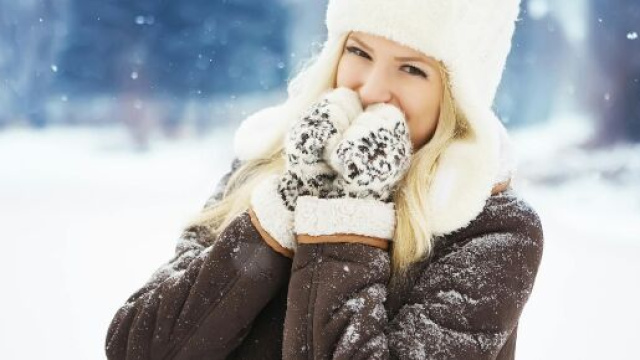 Donna felice con neve che cade - &copy; Pixabay