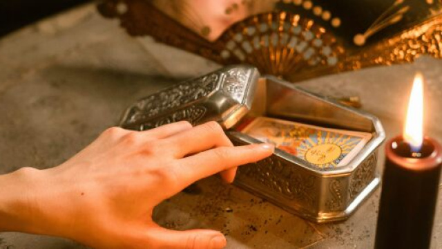 Scatola con carte dei tarocchi - &copy; Pexels