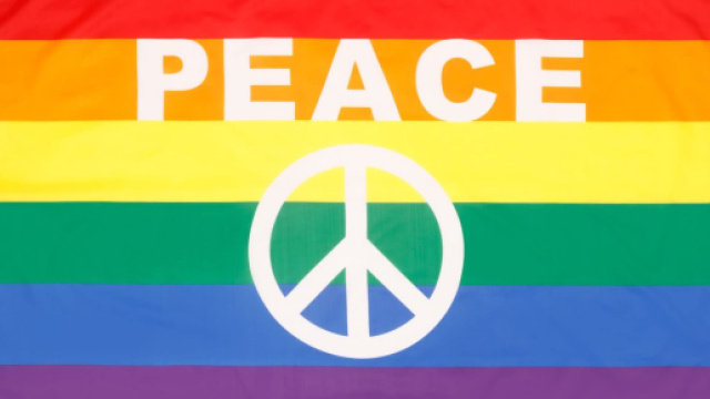 Una bandiera arcobaleno della pace.