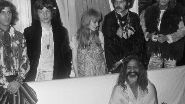 Michael Cooper, Mick Jagger, Marianne Faithfull, Shepard Sherbell, Maharishi Mahesh Yogi e Brian Jones al Royal Concertgebouw | &copy; wikimedia