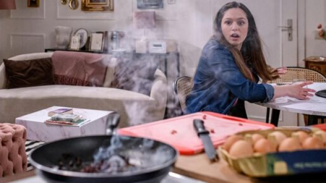 Valentina si distrae in cucina. | Immagine &copy; ARD/WDR / Christof Arnold.