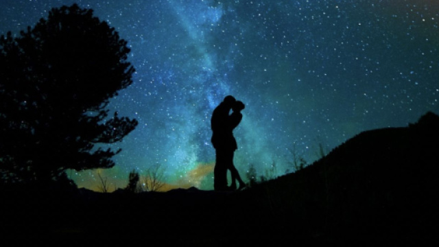 Bacio sotto le stelle &copy; Pixabay