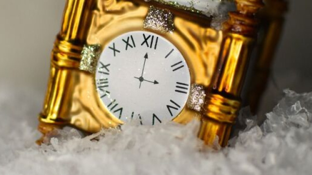 Un orologio d'oro nel ghiaccio &copy; Pixabay