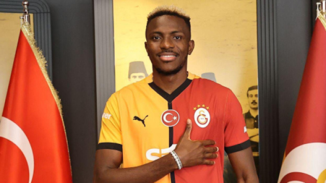 Osimhen posa con la nuova maglia &copy; profilo Facebook calciatore