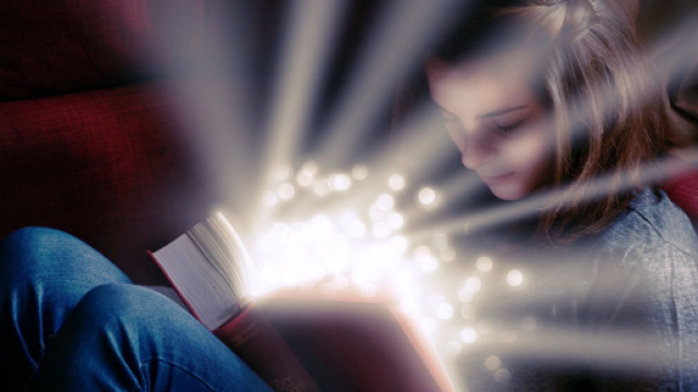 Lettrice sogna mentre legge &copy; Pixabay