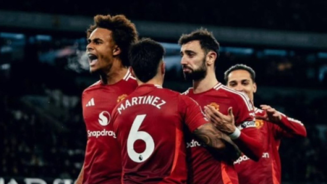 Joshua Zirkzee mentre esulta coi compagni al Manchester United &copy; Instagram