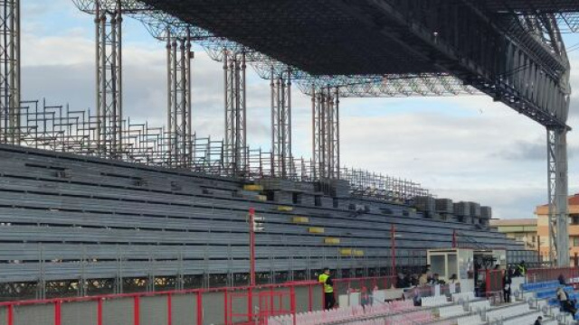 Lavoro in corso allo Stadio Comunale Ezio Scida di Crotone - &copy; Francesco Trabassi.