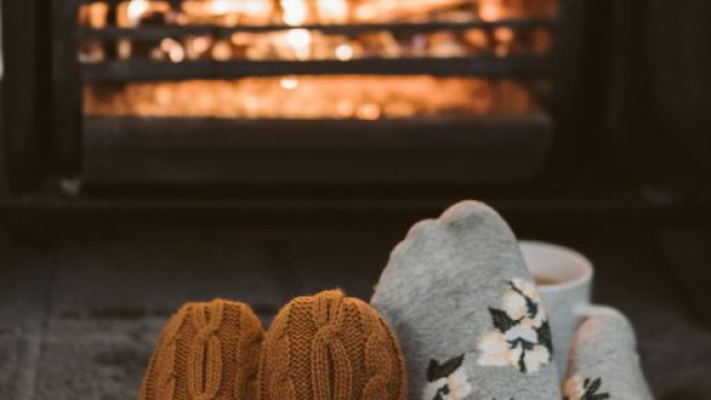 Piedi davanti al camino- &copy; Pexels