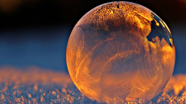 Sfera di vetro trasparente- &copy; Pixybay