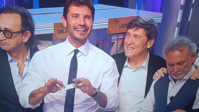 L'estrazione della Lotteria Italia 2025 ad Affari Tuoi &copy; screenshot Rai 1.