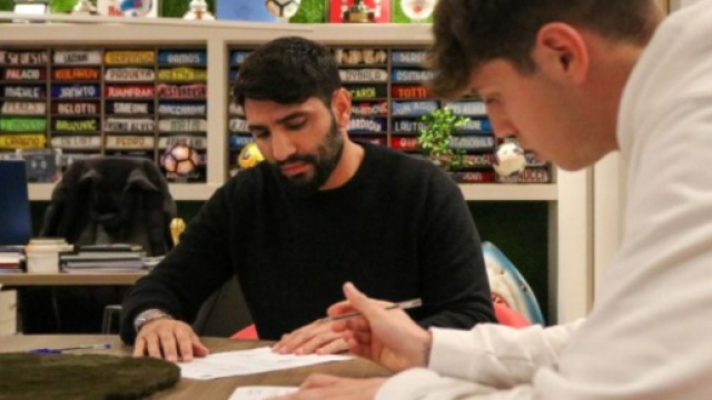 Raffaele Vrenna e Niccol&ograve; Cocetta durante la firma con il Crotone - &copy; Facebook / FcCrotone