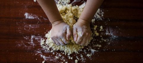 Crespelle salate con ricotta, pomodoro e pancetta croccante: un piatto ottimo per una cena