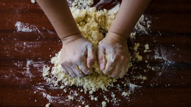 Mani che lavorano la pasta &copy; Pexels.com