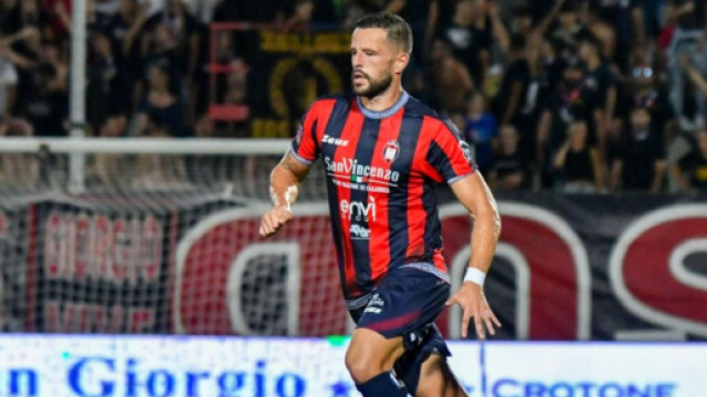Maxime Giron, difensore del Crotone - &copy; Facebook / FcCrotone