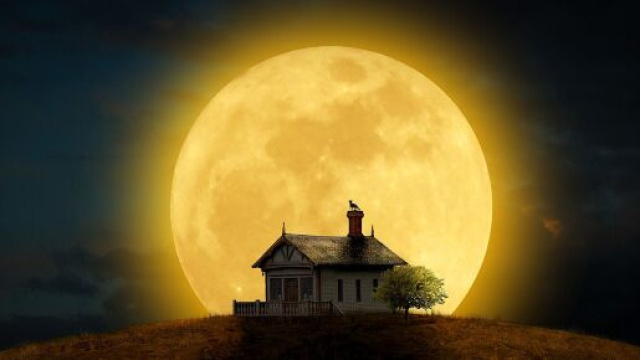 Notturna con casolare e luna in sottofondo - &copy; Pixabay