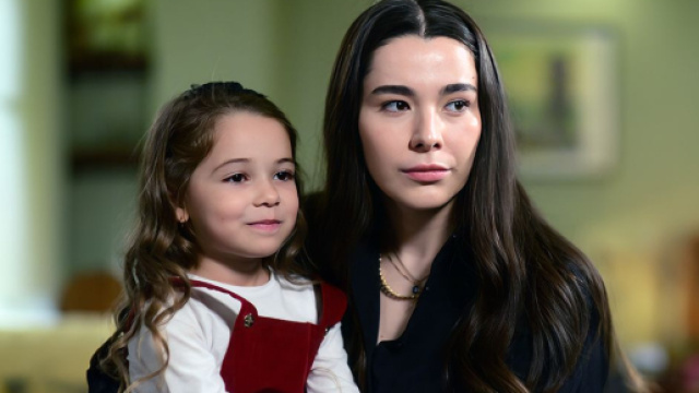 Oylum Yenersoy (Feyza Sevil G&uuml;ng&ouml;r) e &Ouml;yk&uuml; Menajer (Masal Ayşe Gen&ccedil;e) &copy; Aldatmak (Tradimento) - Mediaset