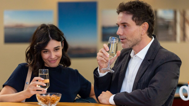 Gli attori Giorgia Gianetiempo e Mauro Racanati in una posa di 'Un posto al sole'. &copy; Immagine Rai.