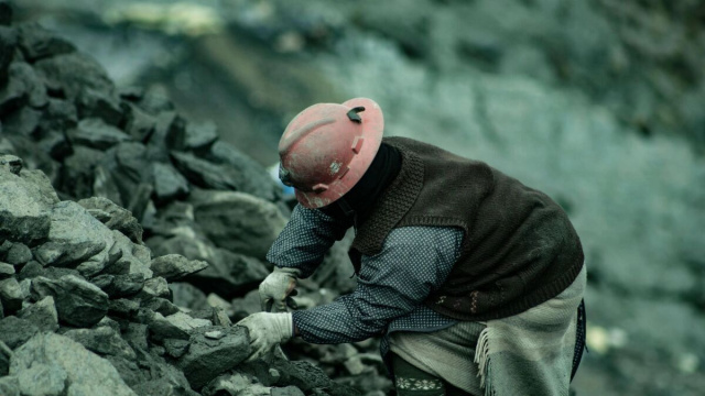 Operaio a lavoro su cantiere. Sicurezza sul lavoro