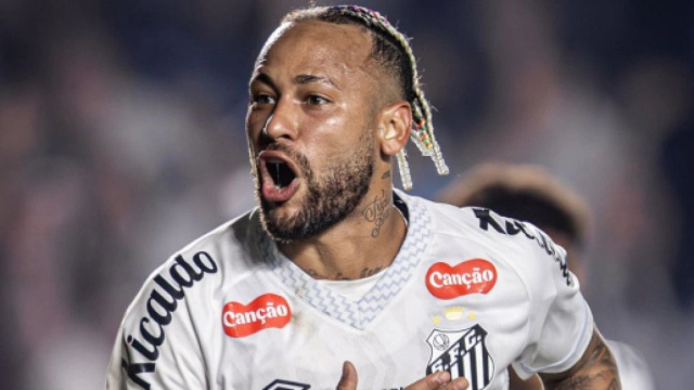 Neymar in azione con la maglia del Santos