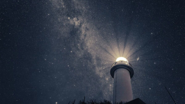 Faro sotto un cielo stellato (&copy;pixabay.com)