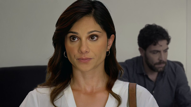 In primo piano Rosa Picariello (Daniela Ioia), sullo sfondo Pino Chianese (Antimo Casertano) &copy; Un Posto al Sole Rai