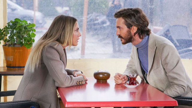 Eda Ece (Yildiz Argun) e Sarp Can K&ouml;roğlu (Kemal Karaca) &copy; Mediaset.