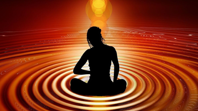 Figura femminile in meditazione yoga - &copy; Pixabay IA.
