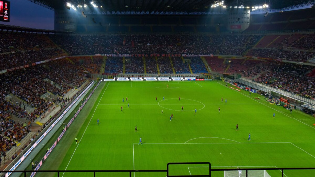 Lo stadio di San Siro durante una partita del Milan. Foto da Rawpixels.