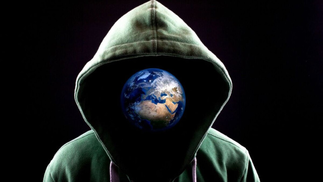 Un uomo con felpa e cappuccio con la Terra al posto della faccia &copy; Pixabay.