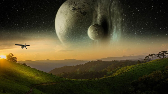 Un aereo in viaggio su uno sfondo di pianeti &copy; Pixabay.