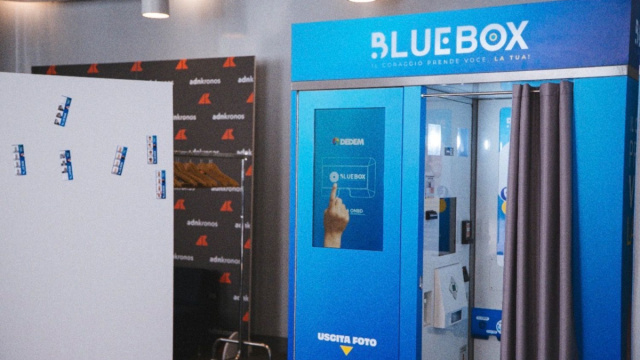 Un progetto innovativo trasforma le storiche cabine fototessere &copy; Blue box