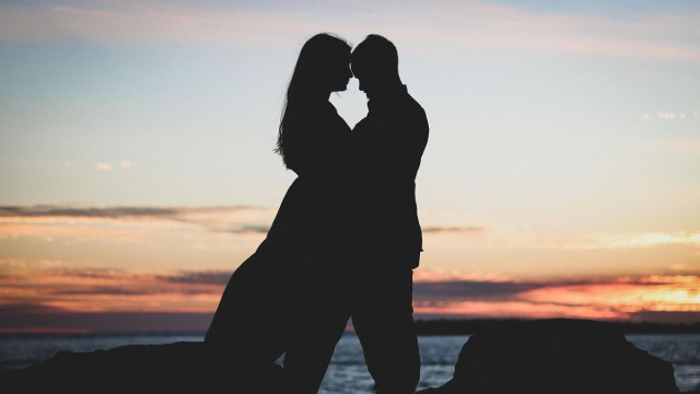 Una coppia in riva al mare &copy; Pixabay.