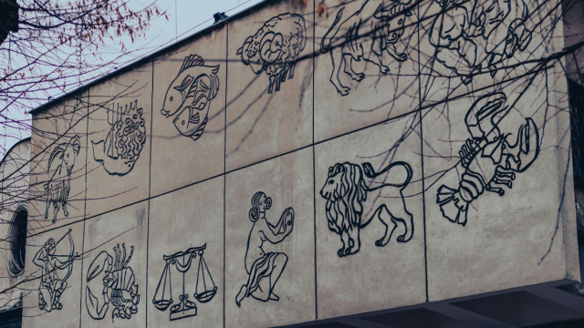 Parete con segni dello zodiaco - &copy; Pexels