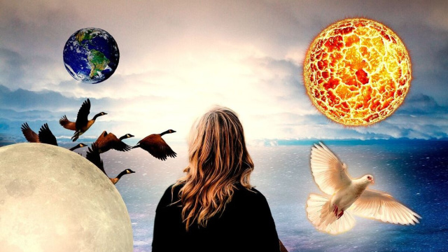Una donna tra Sole, Terra, Luna e uccelli in volo &copy; Pixabay.