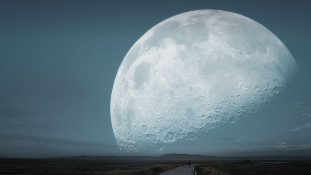 Luna gigante su una strada di campagna &copy; Pixabay