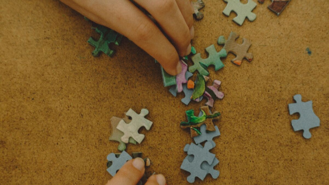 Mano che completa il puzzle -&copy;Pexels