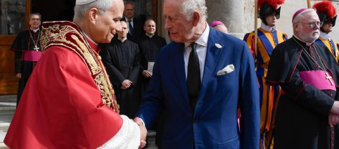 Papa Leone XIV e Re Carlo pregano insieme nella Cappella Sistina