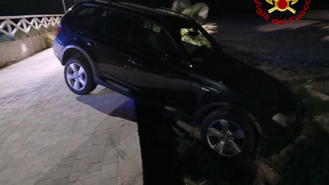 Auto fuori strada a Melissa - &copy; Vigili del Fuoco