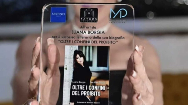Foto di un premio a Luana Borgia per il suo libro &copy;Luana Borgia.