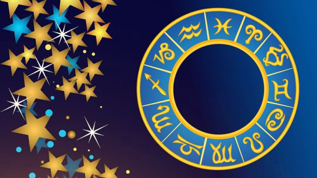 Cerchio zodiacale dorato con i dodici segni su sfondo blu &copy; Pixabay