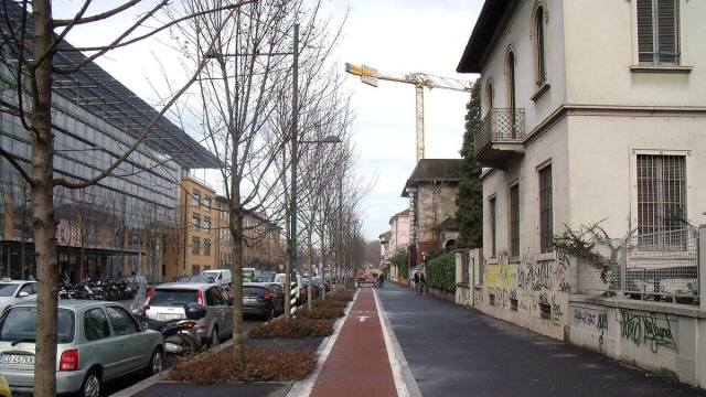 La pista ciclabile in viale Monte Rosa a Milano. &copy; Wikimedia