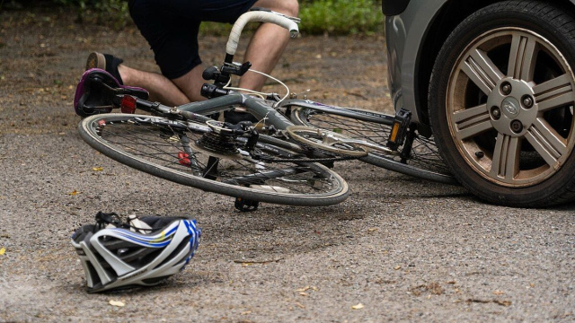 Un sinistro tra un'automobile e un ciclista. &copy; Wikimedia